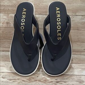 AEROSOLES Comfy Navy and White Thong Sandals Size 6M NEW
